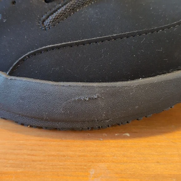 Crocs, non slip work shoes - Picture 3 of 5